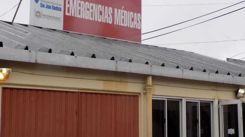 Lo atacaron con un hierro que le quedó clavado en la cabeza