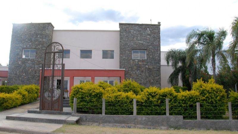 Arrojaron tres bombas en un colegio