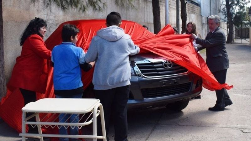Alumnos de la EPET recibieron una camioneta donada por Toyota