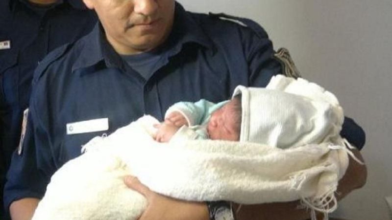 Policías oficiaron de parteros