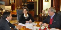 La gobernadora Lucía Corpacci recibió al intendente Armando Seco Santamarina.