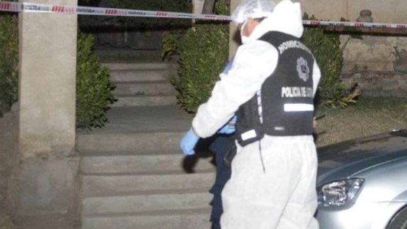 Investigan la muerte de una mujer y buscan a su pareja