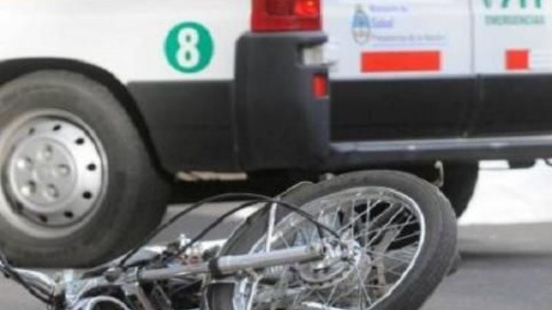 Perdió el control y se cayó de la moto