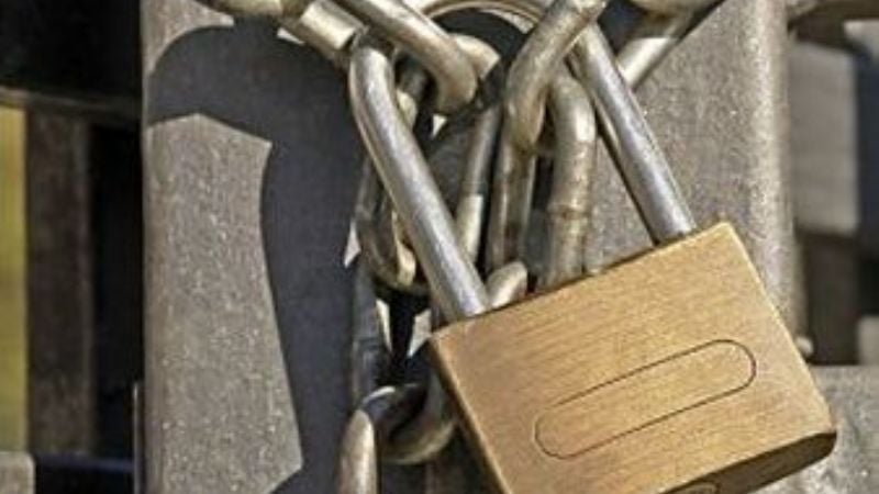 Indignación de madres porque les cerraron la puerta de la escuela