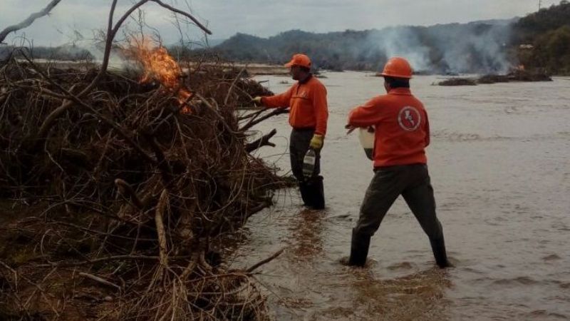 Limpieza conjunta en el río Paclín