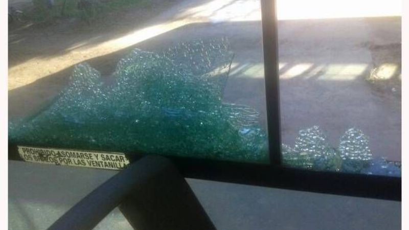 Demoran a un niño por apedrear un colectivo y herir a dos pasajeras
