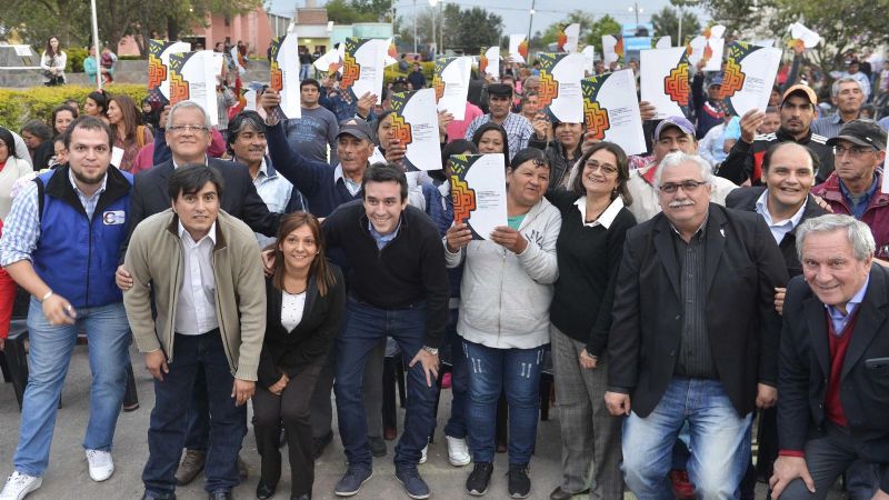 Entregan escrituras a 180 familias de Los Altos