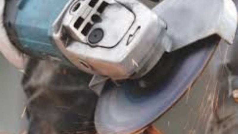 Robaron en una escuela rompiendo las rejas con una amoladora