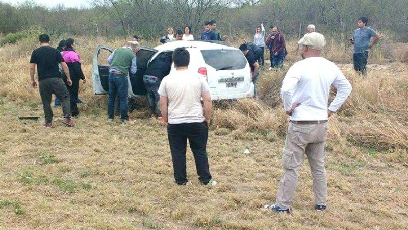 Matrimonio cordobés volcó en la ruta 157