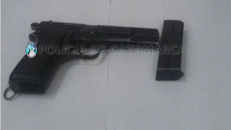 Tres jóvenes involucrados en el robo del arma de una policía