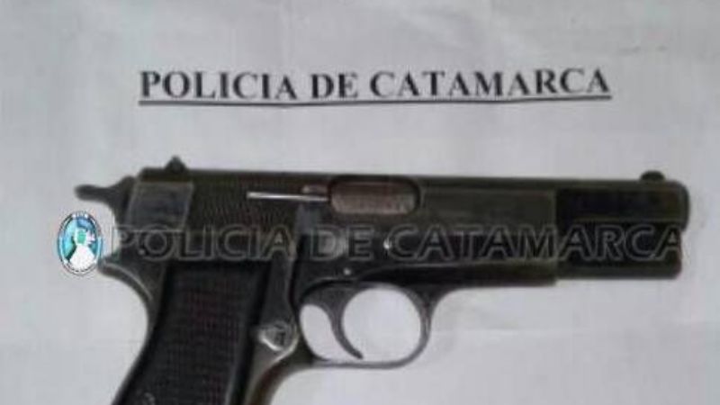 Tres jóvenes involucrados en el robo del arma de una policía