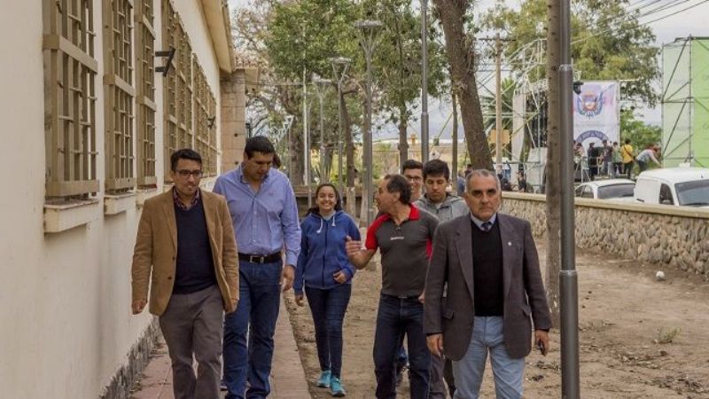 Trabajo conjunto para realzar la fachada de la escuela Industrial