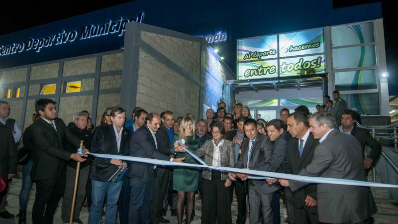 Lucía inauguró el Polideportivo de Pomán