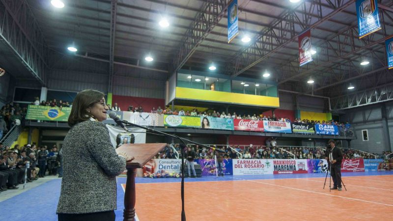 Lucía inauguró el Polideportivo de Pomán