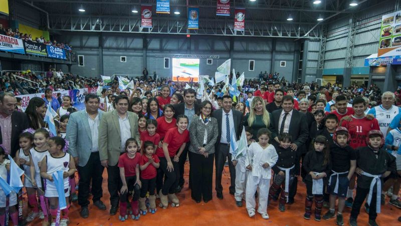 Lucía inauguró el Polideportivo de Pomán