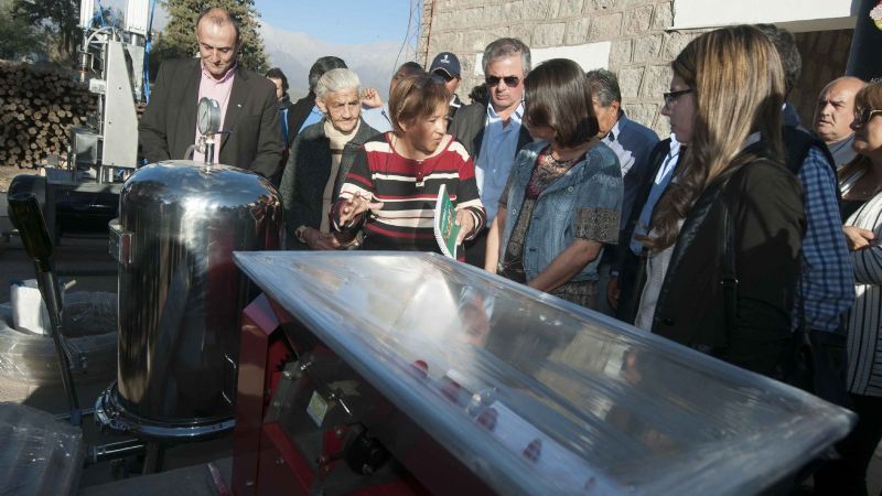 Lucía inauguró el Polideportivo de Pomán