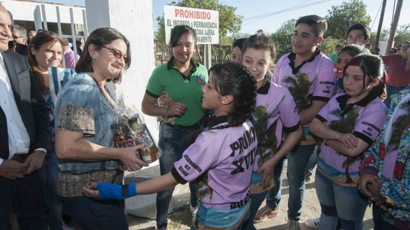 Lucía inauguró el Polideportivo de Pomán