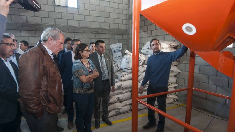 Lucía inauguró el Polideportivo de Pomán