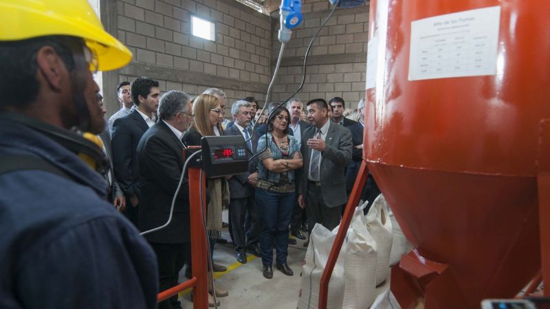 Lucía inauguró el Polideportivo de Pomán