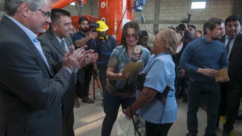 Lucía inauguró el Polideportivo de Pomán