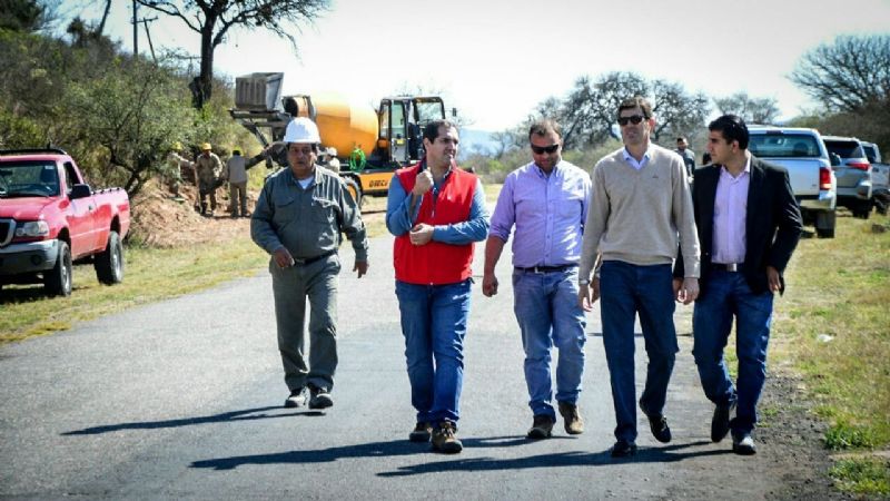 Cordero junto al ministro Dalla Lasta recorrieron obras en Paclín