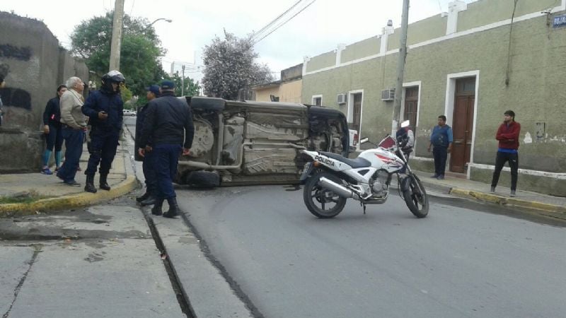 Choque y vuelco en el centro