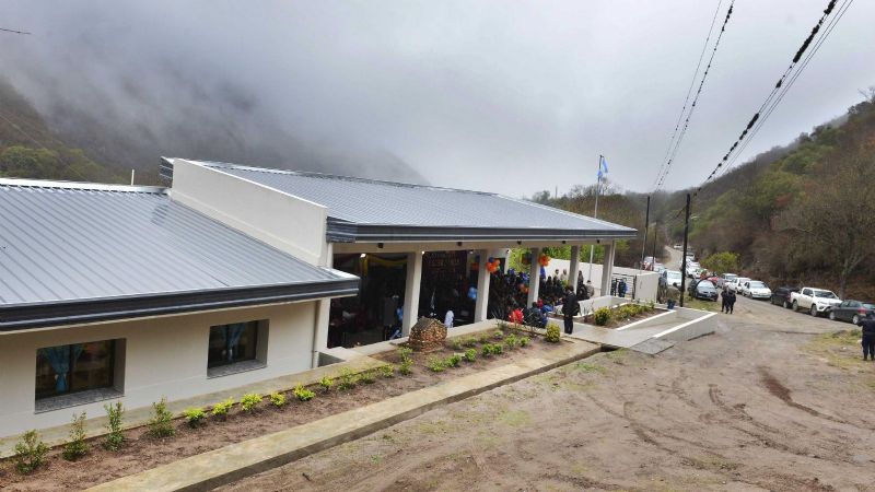 Lucía inauguró el edificio de la Escuela de Los Ángeles
