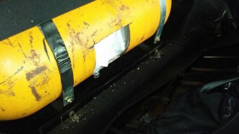 Intentó ingresar 40 iPhone ocultos en el tanque de gas del auto