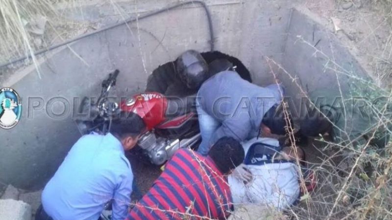 Motociclista sufrió graves heridas al caer a una alcantarilla