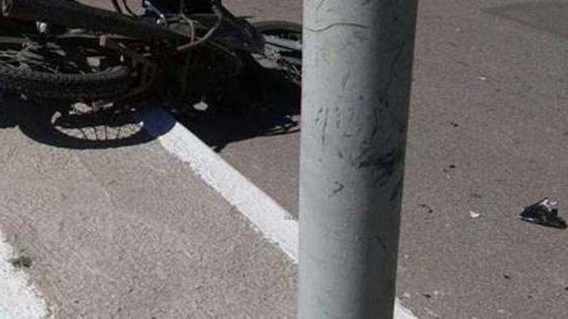 Motociclista herida tras chocar contra un poste de luz