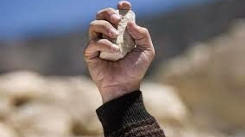 Tiró piedras y amenazó al propietario de una vivienda