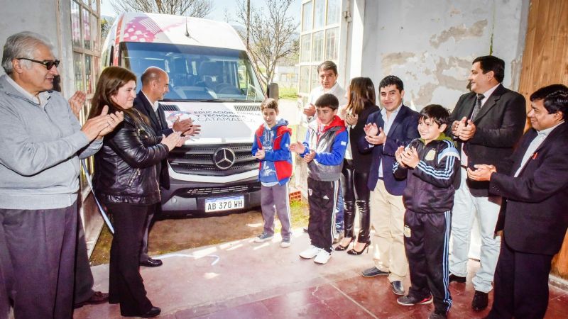 Paclín: La Escuela Agroganadera recibió un vehículo y equipamiento