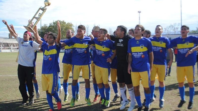 Social Rojas y un título cargado símbolos