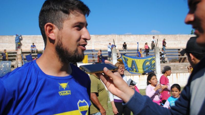 Social Rojas y un título cargado símbolos