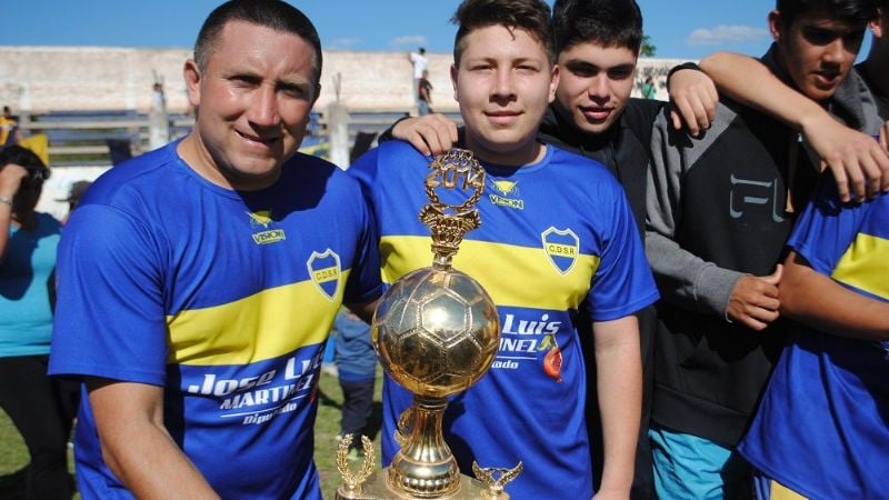 Social Rojas y un título cargado símbolos