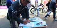 Juntan firmas en rechazo al aumento de la edad jubilatoria.