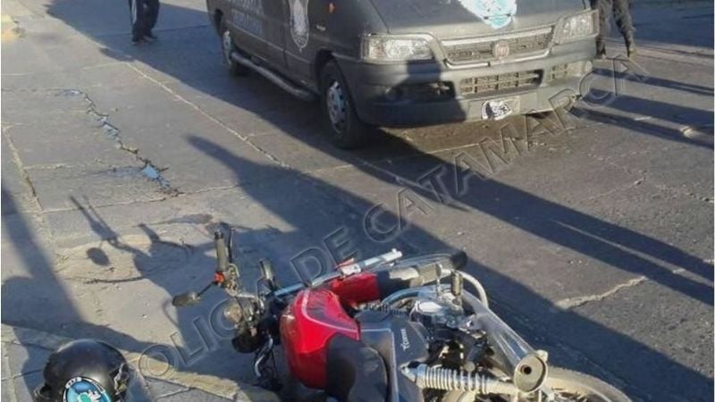 Motociclistas chocaron contra una camioneta de Infantería