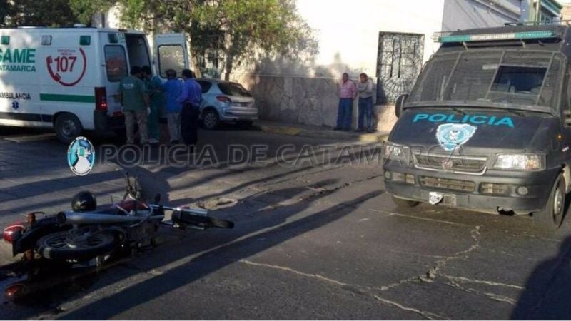 Motociclistas chocaron contra una camioneta de Infantería
