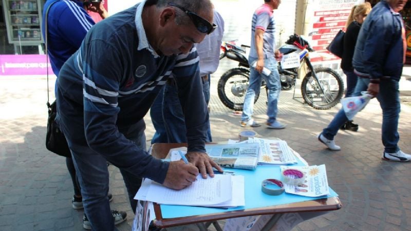 Ávila junta firmas contra el aumento de la edad jubilatoria
