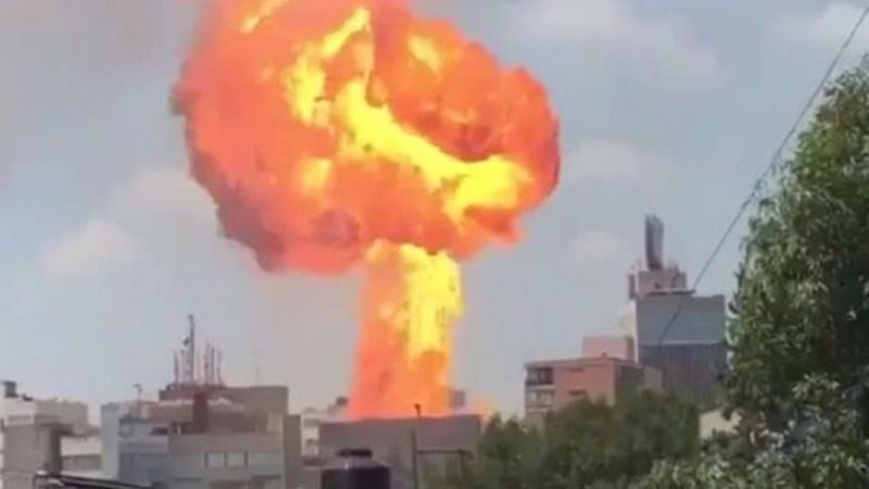 El momento de una explosión tras el terremoto en México que recorre el mundo
