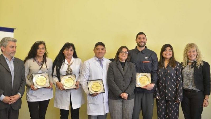 Entregan reconocimientos a docentes destacados