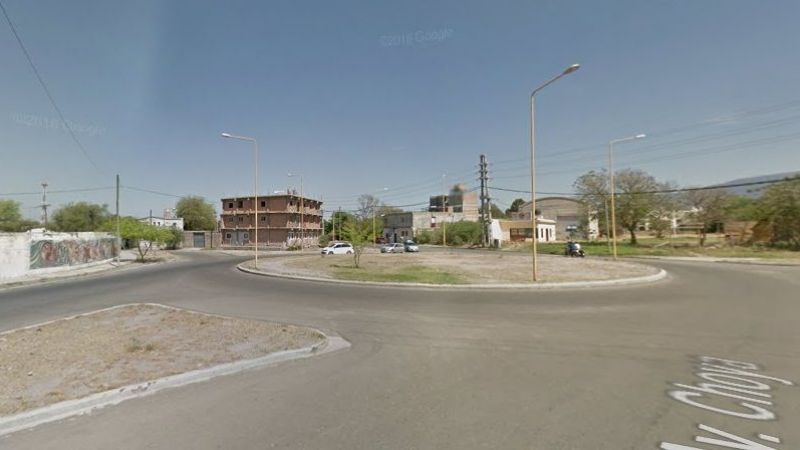 Derrapó, policías quisieron ayudarlo y los agredió