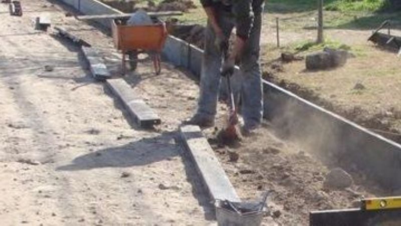 Vecinos y comerciantes molestos por demora de obra