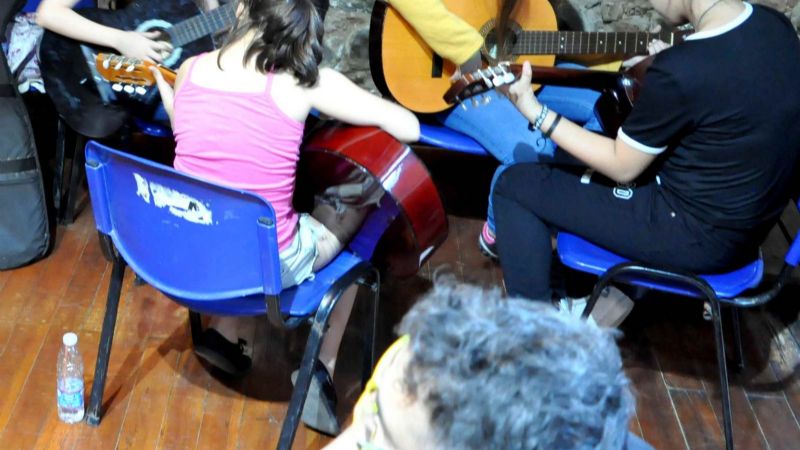 Cerca de 40 chicos asisten al taller de canto y guitarra