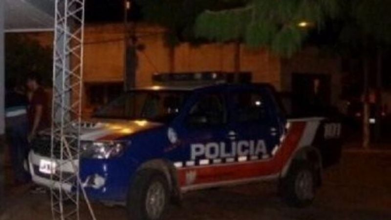 Policías asisten a un bebé con convulsiones