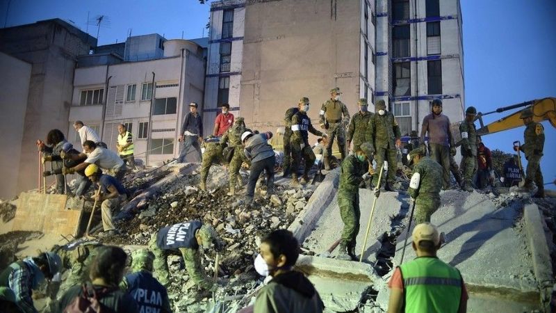 Bomberos, policías, soldados y voluntarios buscan sobrevivientes