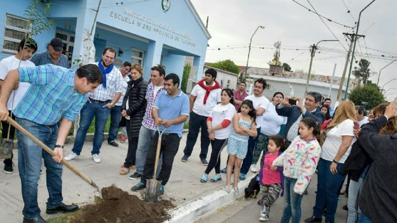 Cordero lanzó su campaña con una caminata por barrios de La Merced