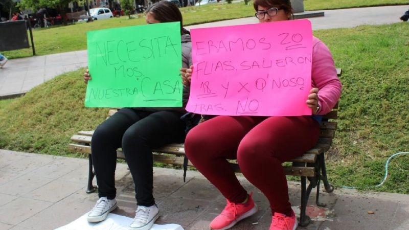 Mujeres reclaman sus viviendas