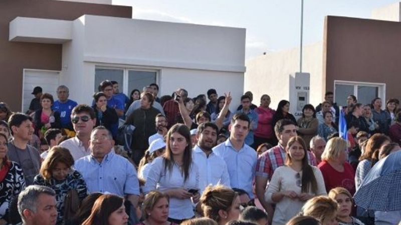 Los candidatos a concejales, junto a la Gobernadora en Valle Chico