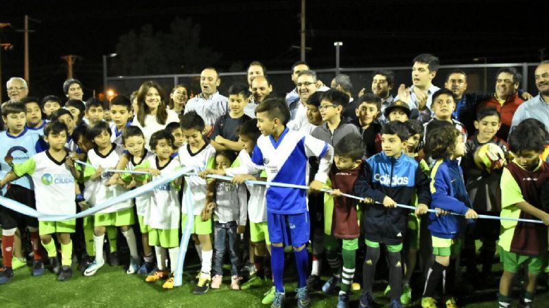 Raúl inauguró una canchita sintética en el barrio 9 de Julio